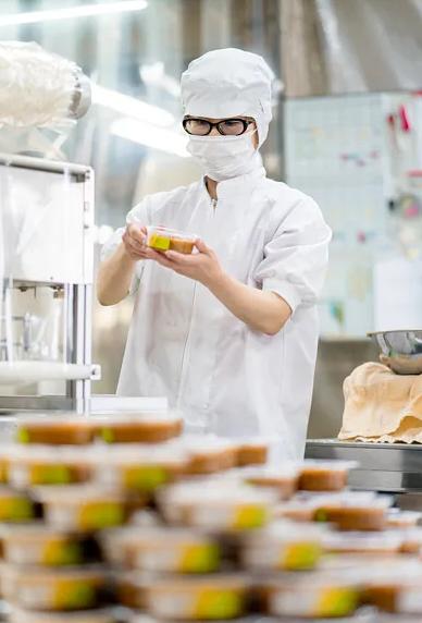 “连续十一年中式正餐第一名的西贝，至多再有两三个月就要彻底倒闭了。”
这是博主“