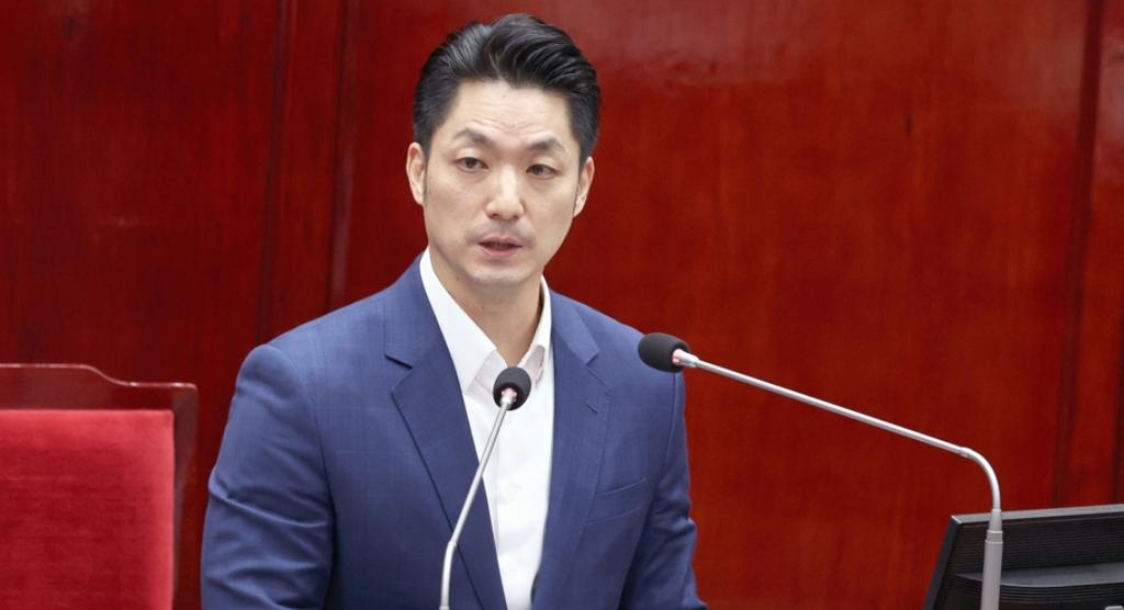 赖说普发一万，蒋万安说要2万。
蒋万安在受访时指出，当前岛内民生物价持续高企，基