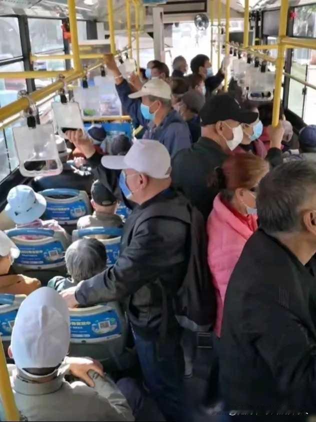 我发现一个奇怪的现象，现在老年人都不爱美了。

以前印象里的长辈，头发就算白了也