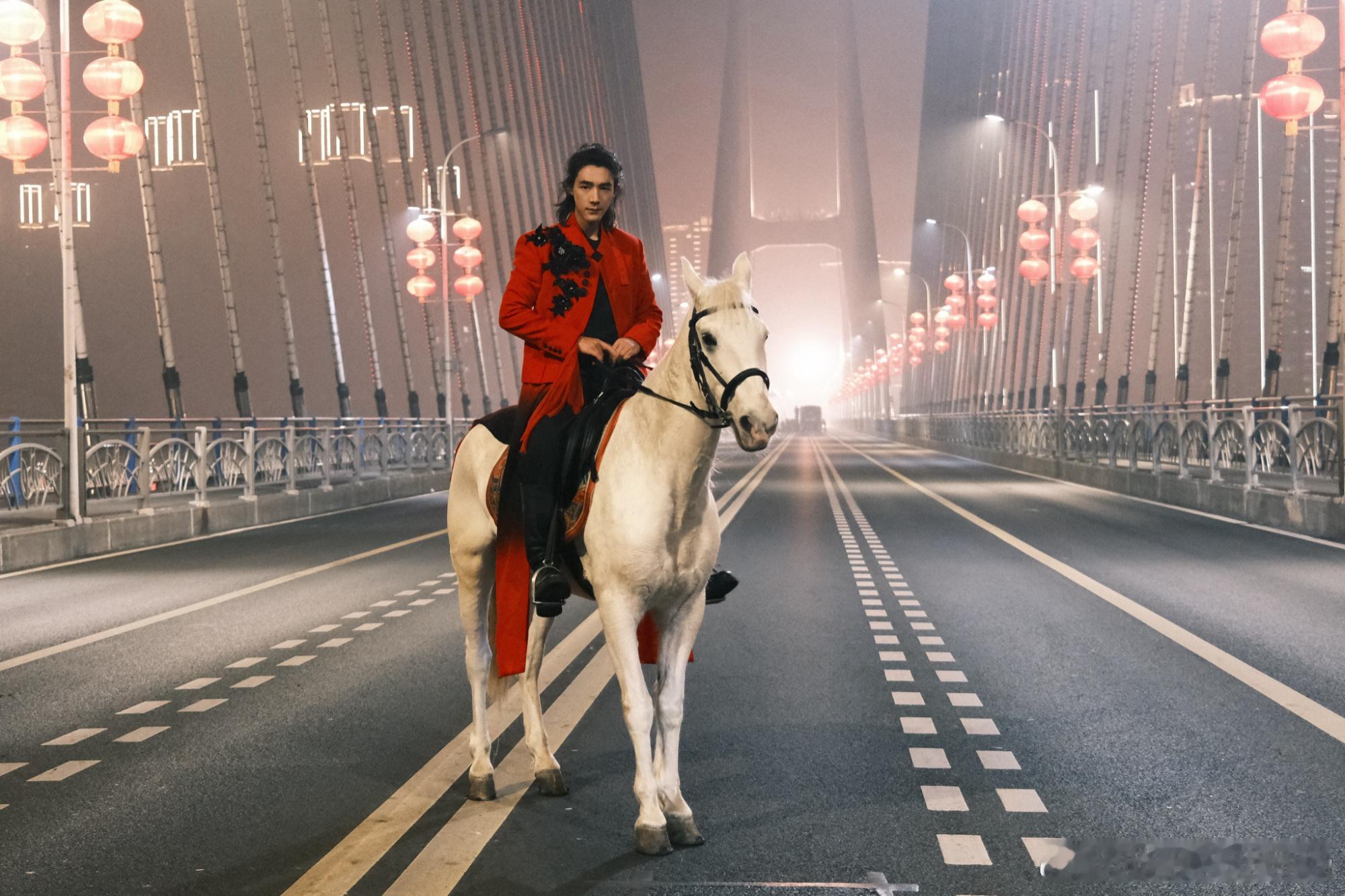 此沙骑马出场此沙十八宫格预告太惊喜！宜宾分会场《立上游》造型曝光，红衣白马少年骑