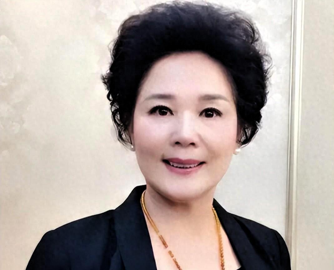 杨青，国家话剧院一级演员，1982年自中央戏剧学院表演系毕业，深耕舞台与荧屏数十