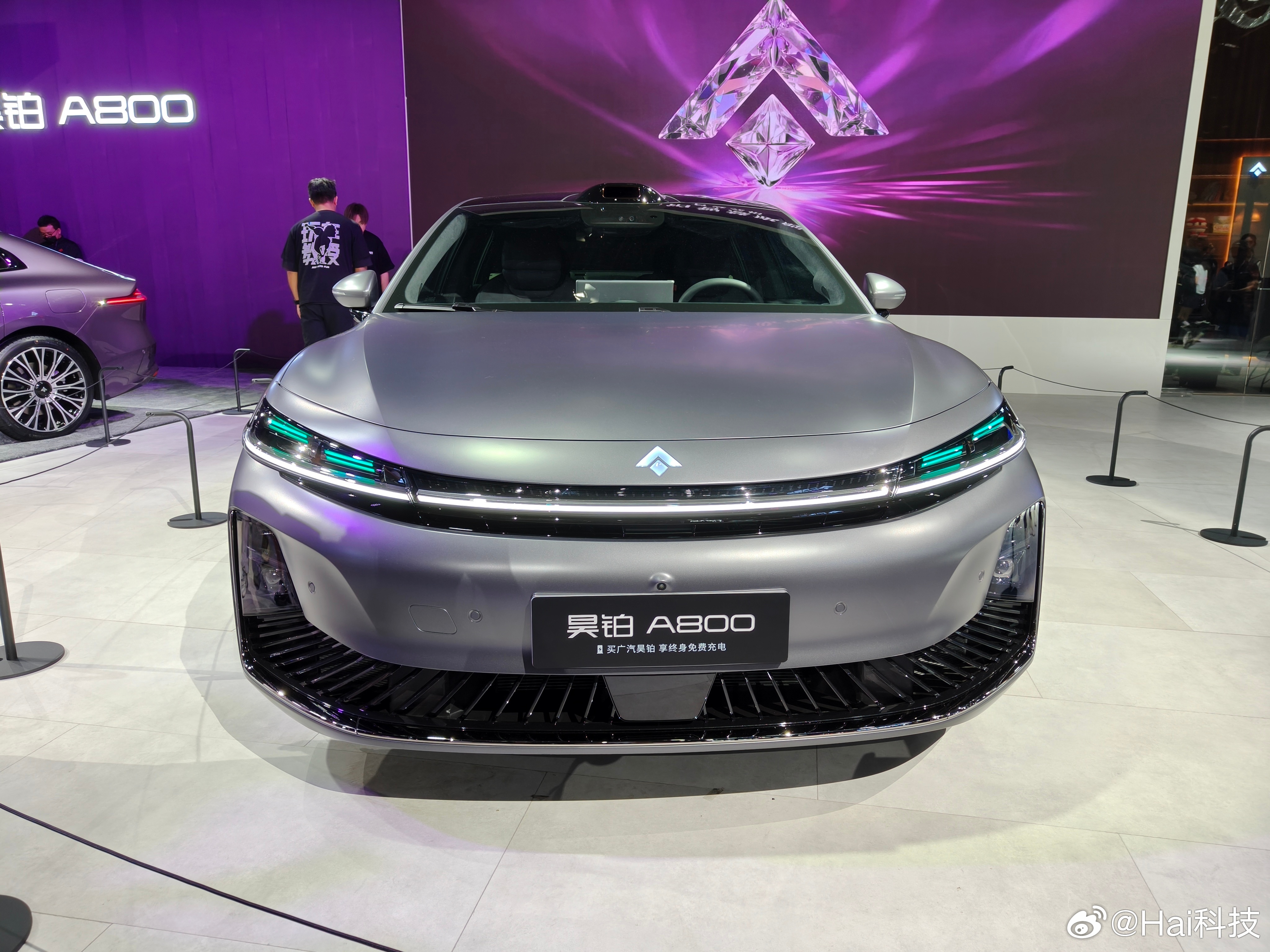 昊铂A800外观之前拍过，6米光环灯带+百万像素投影大灯，仪式感十足；内饰环抱式