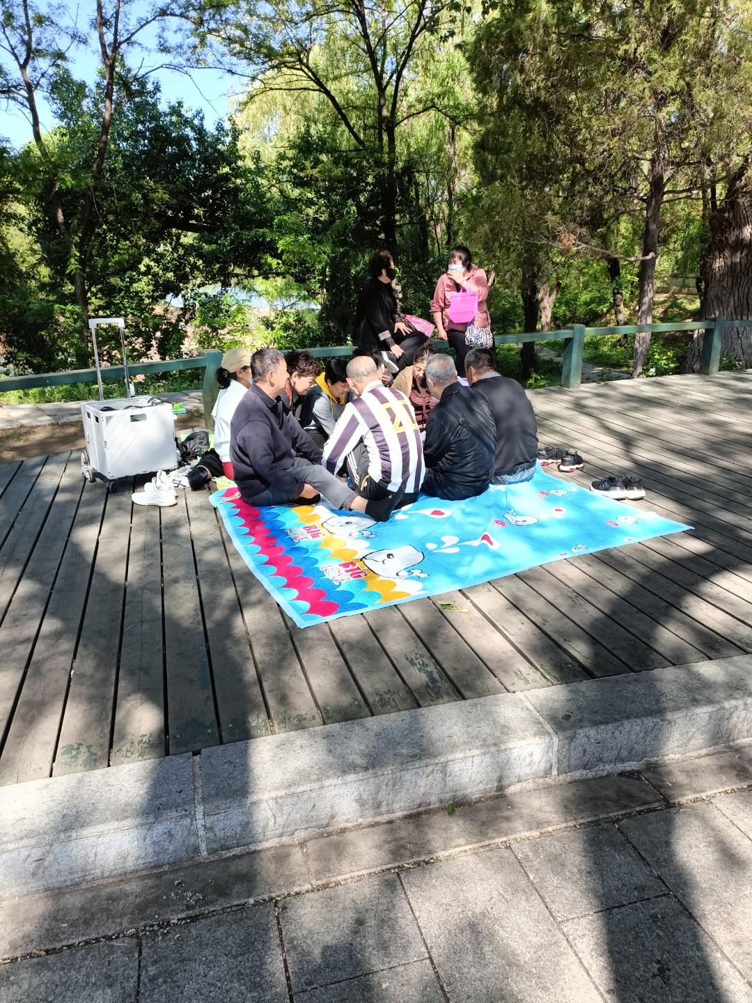 什么才是老人需要的孝顺? 什么才是老人需要的孝顺？很多人觉得给老人钱、提供衣食就