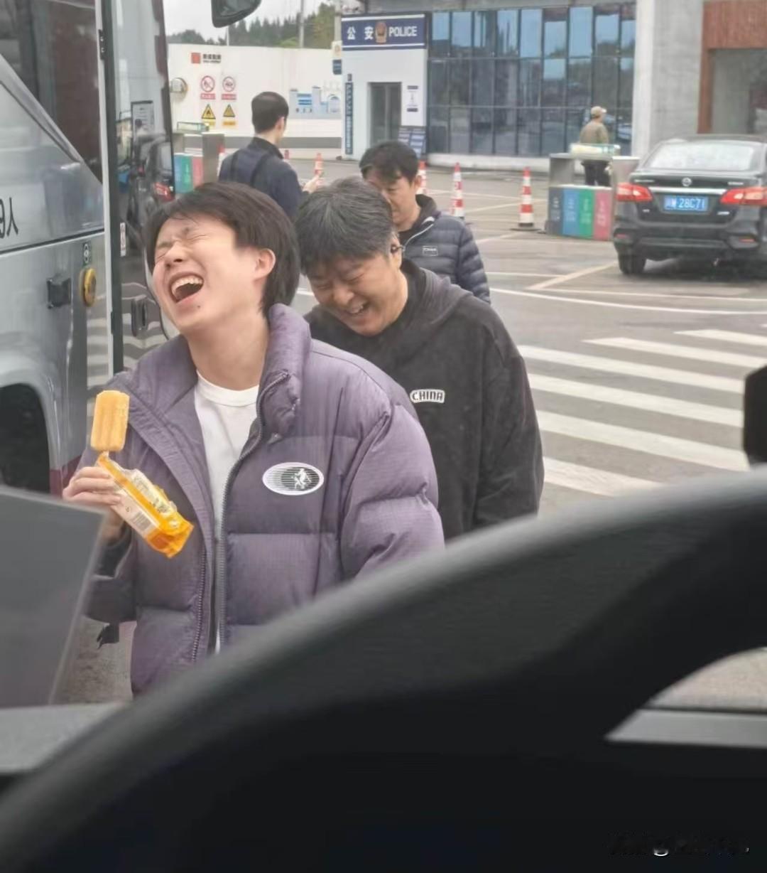 开心小斗斗
大冷天，穿着羽绒服吃着黄桃棒冰，挺搭的。眼睛都咪成一条线了，王王哥是