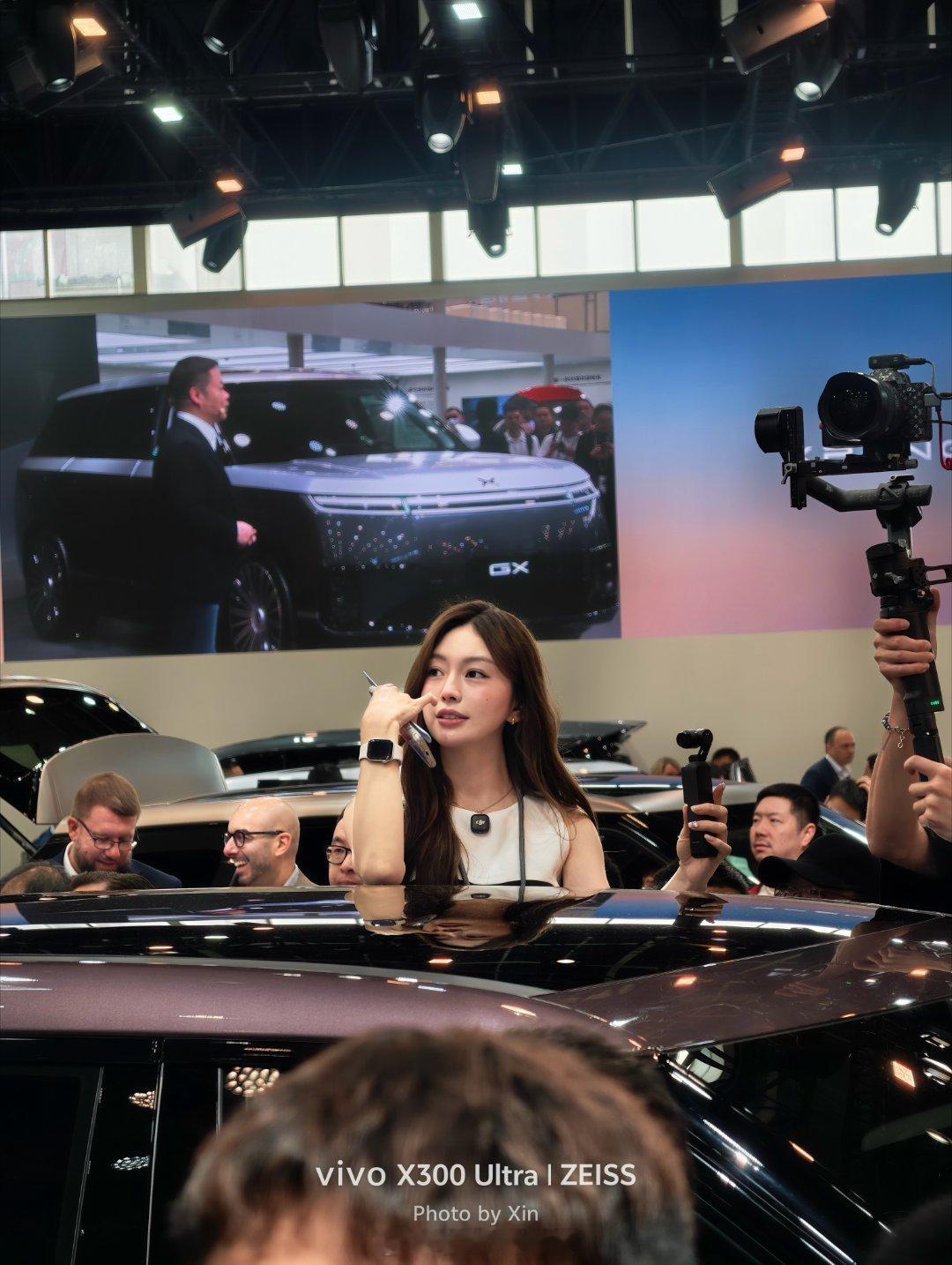 小鹏展台人真的太多了，给这位老师都挤的站在车顶上了一枝独秀小鹏gx首发昆仑云境高