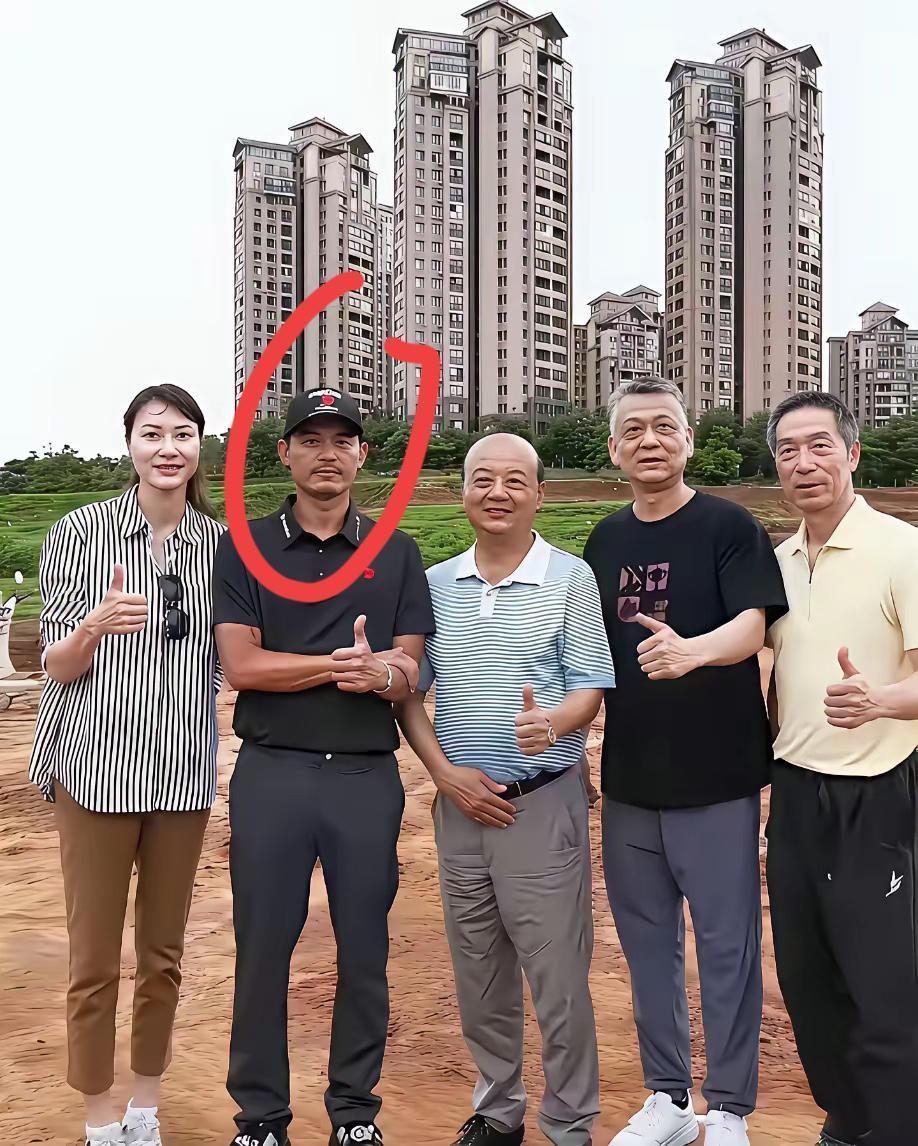 林丹出席活动还是这么帅，其余几位都是谁啊！应该都是知名人士