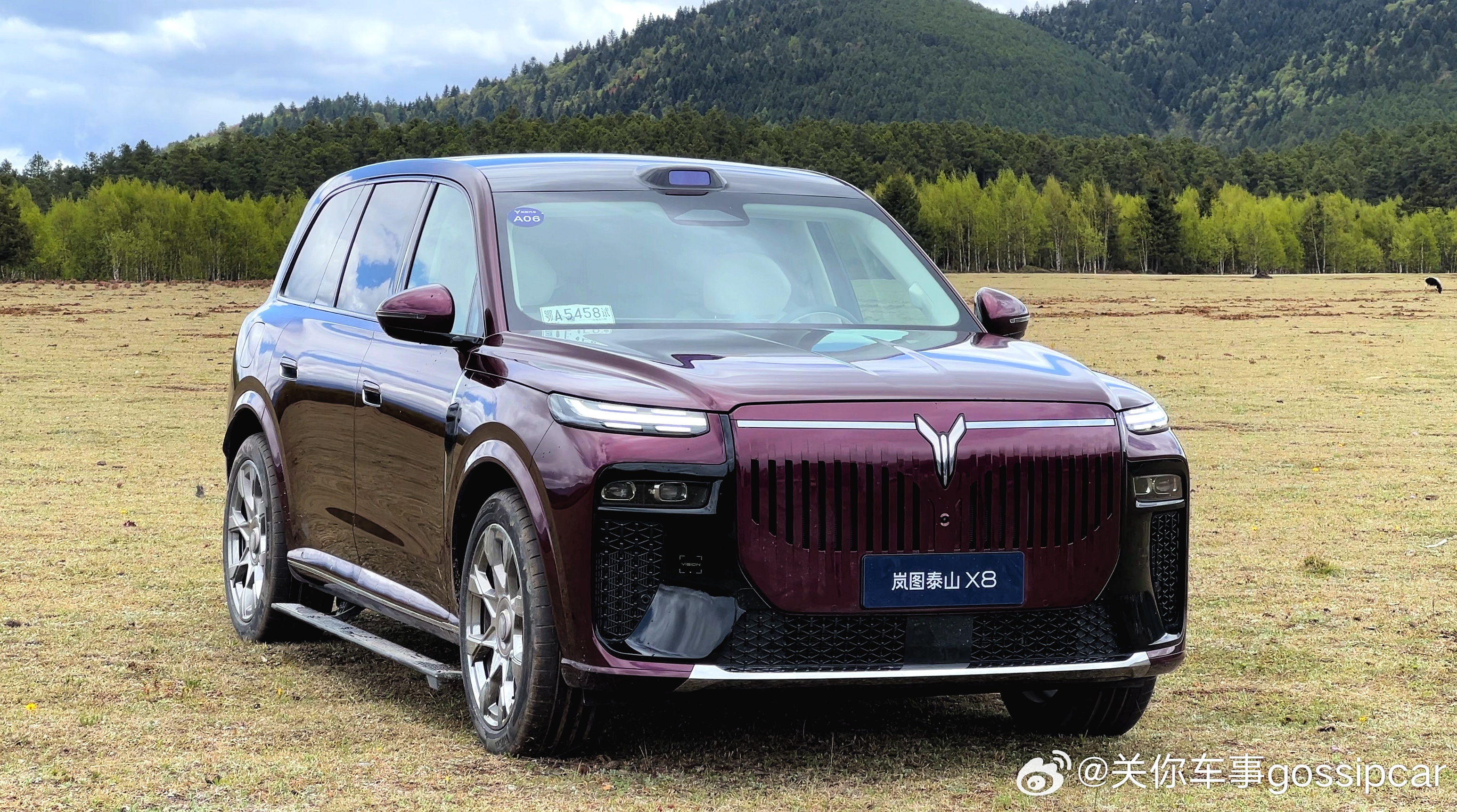 岚图泰山X8上市了，29.29万元-37.99万元。它给我最深印象的是底盘，三腔