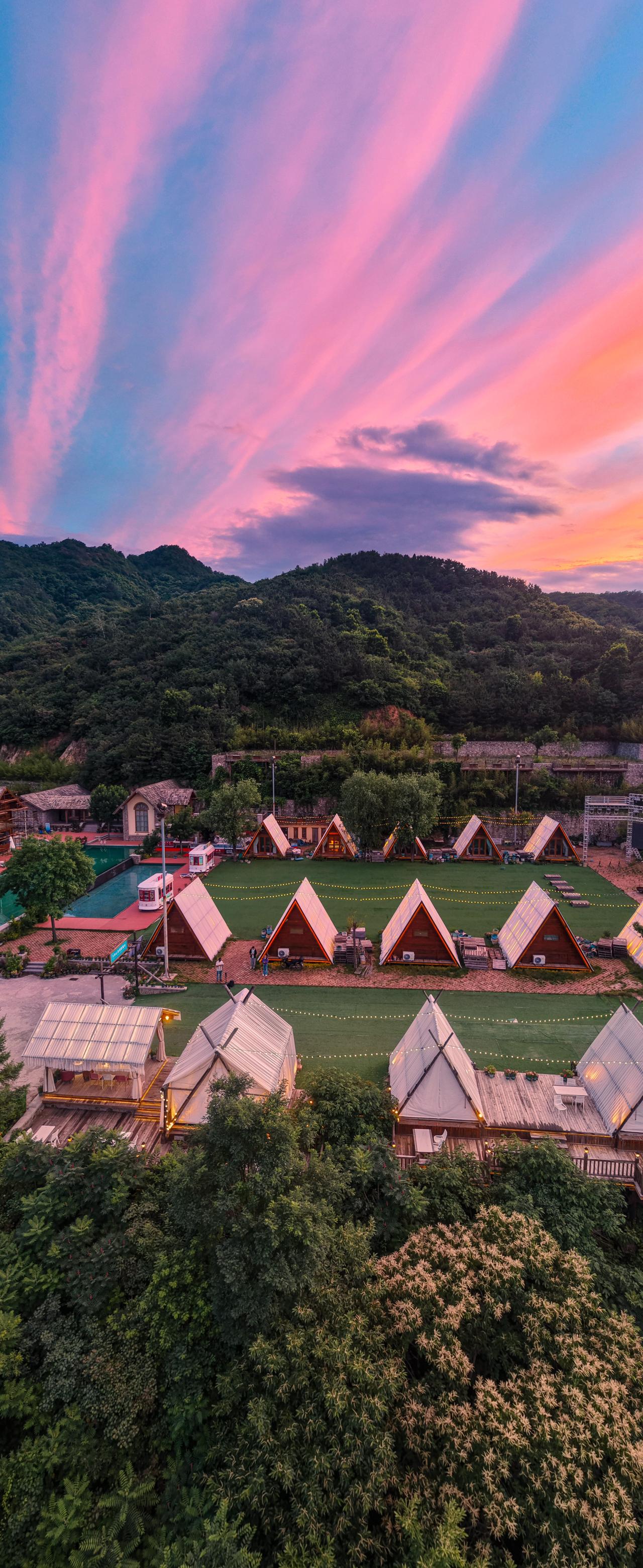 这是世纪火烧云落日山谷露营基地