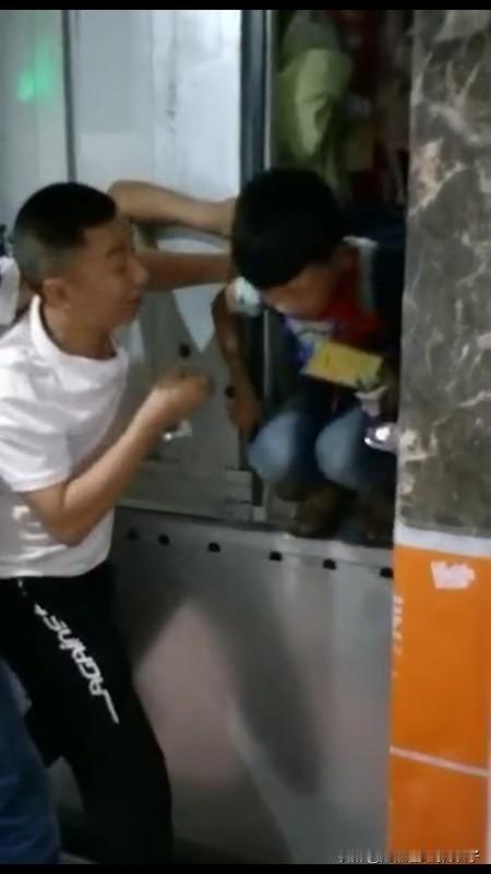 厌学男孩从18楼跳下后生还 15岁八年级学生小川从18楼跳下，万幸摔在绿化带上生