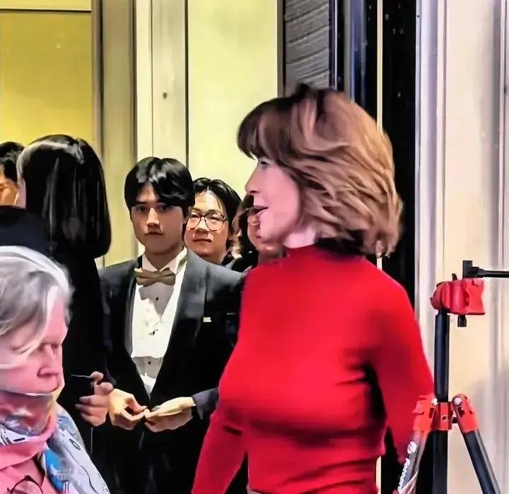 不可否认，苏菲也是老了，但优雅与身材还在。
这身材，这状态，这气质，端庄大气，女