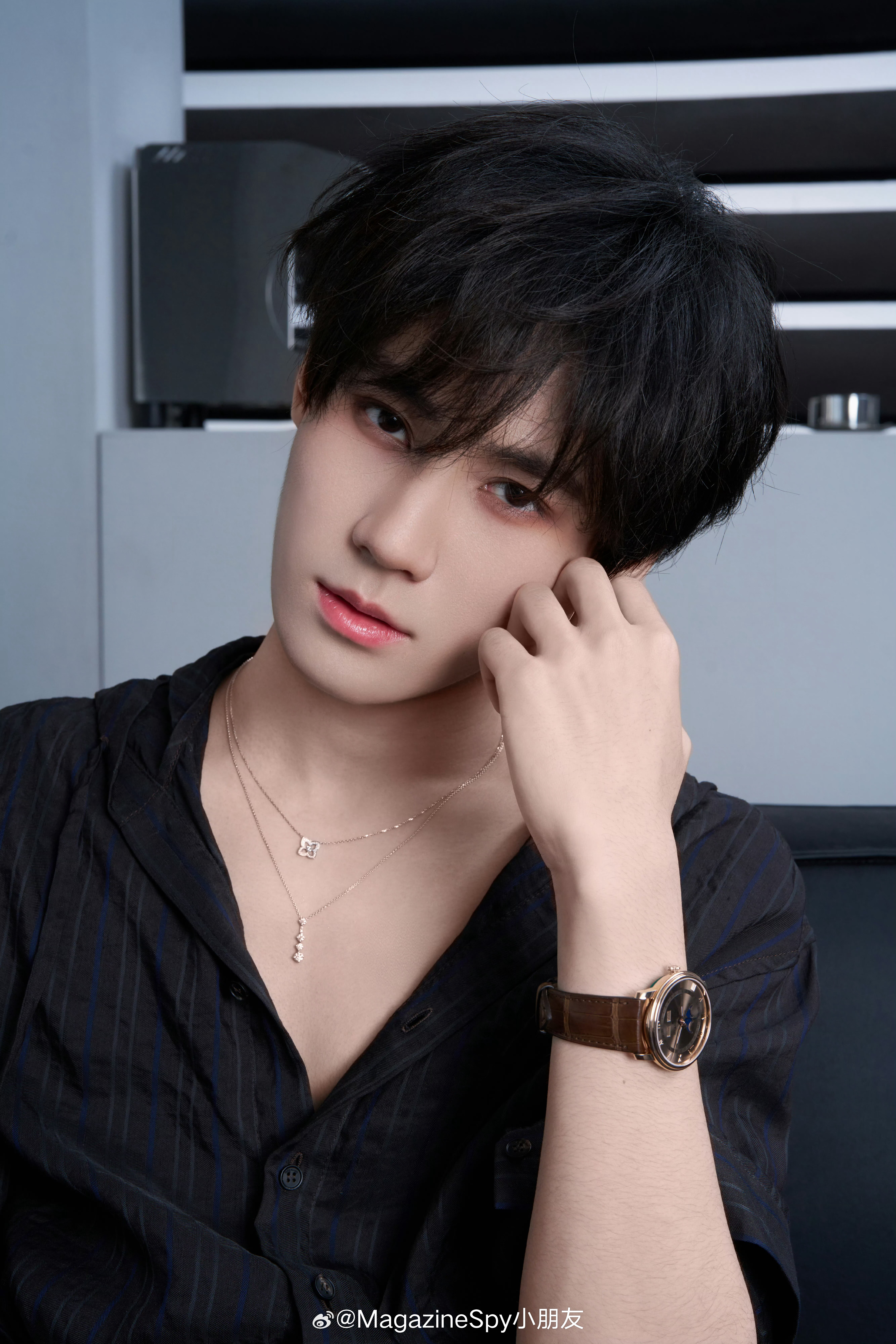 张真源zayn 张真源新歌《无名氏》造型大片，Ferragamo条纹连帽套装搭配