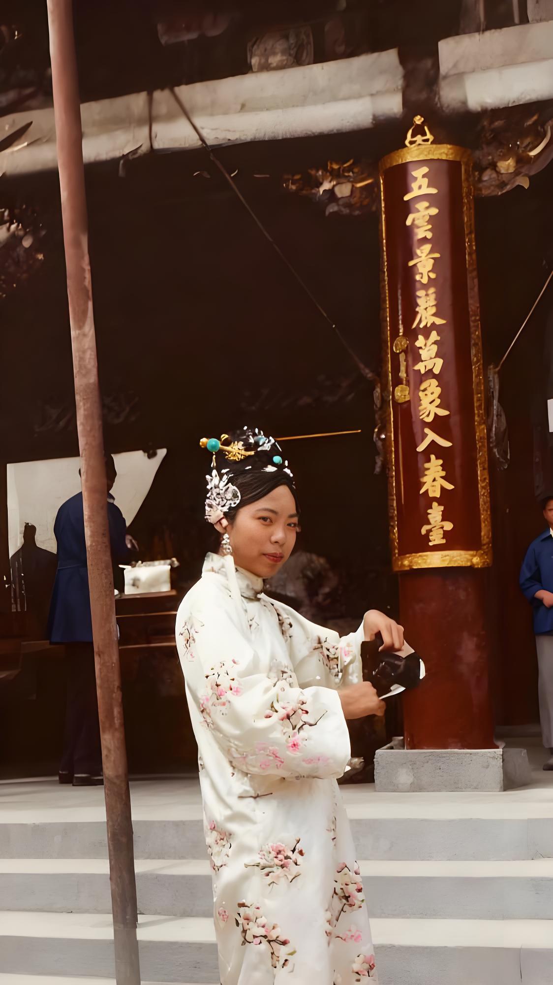 照片是末代皇妃文绣，她身着带有雅致花纹的传统旗装，衣料色泽温润，头上梳着精致的旗