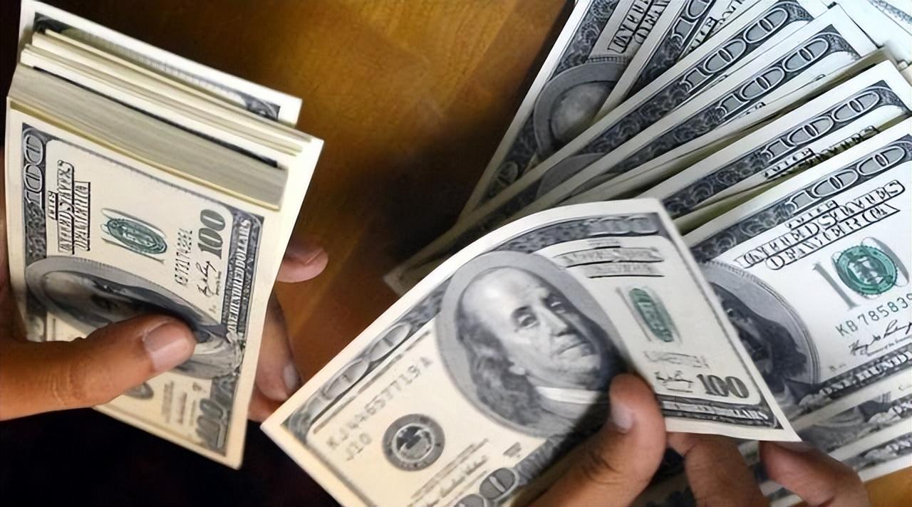 你有没有发现一个怪现象？
有些人在国内坐牢、受迫害，硬生生扛过来没倒下，可一旦流