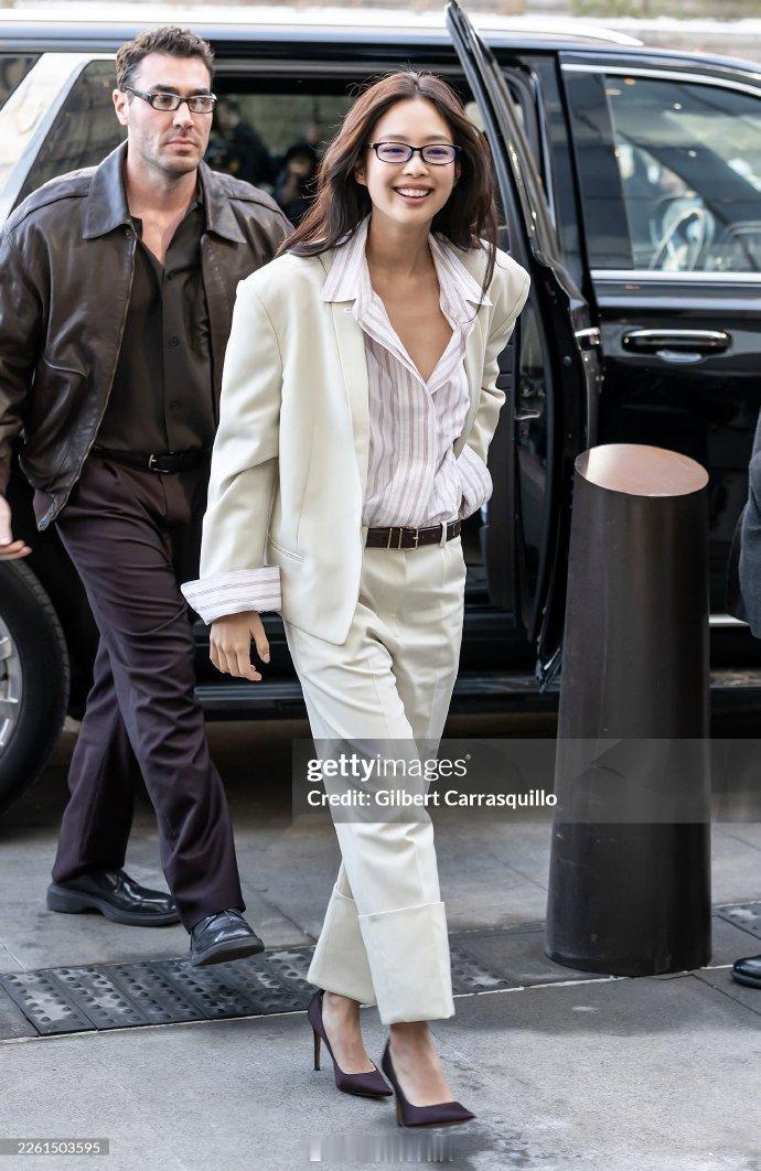 jennie高智感妈咪 纽约时装周上的Jennie完美诠释了什么叫"智性恋天花板