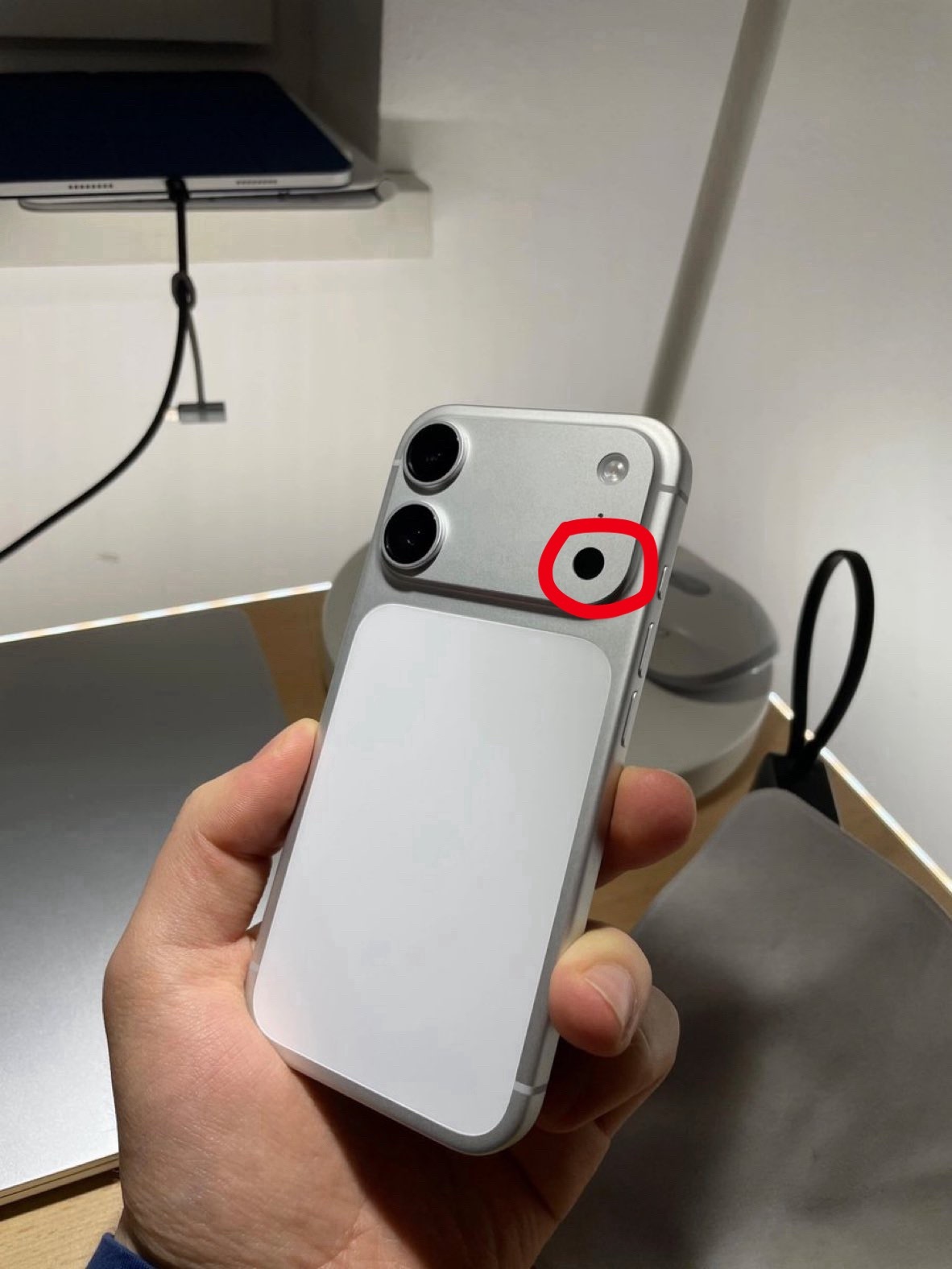 iPhone18标准版外观曝光老外随手AI了个图，你们就吹起来了，能不能有点思考