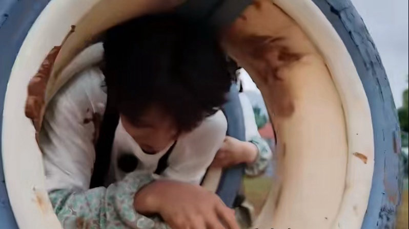 李昀锐钻轮胎差点头着地李昀锐借力转圈赛场挑战尽显实力，钻轮胎过程惊险十足，险些重