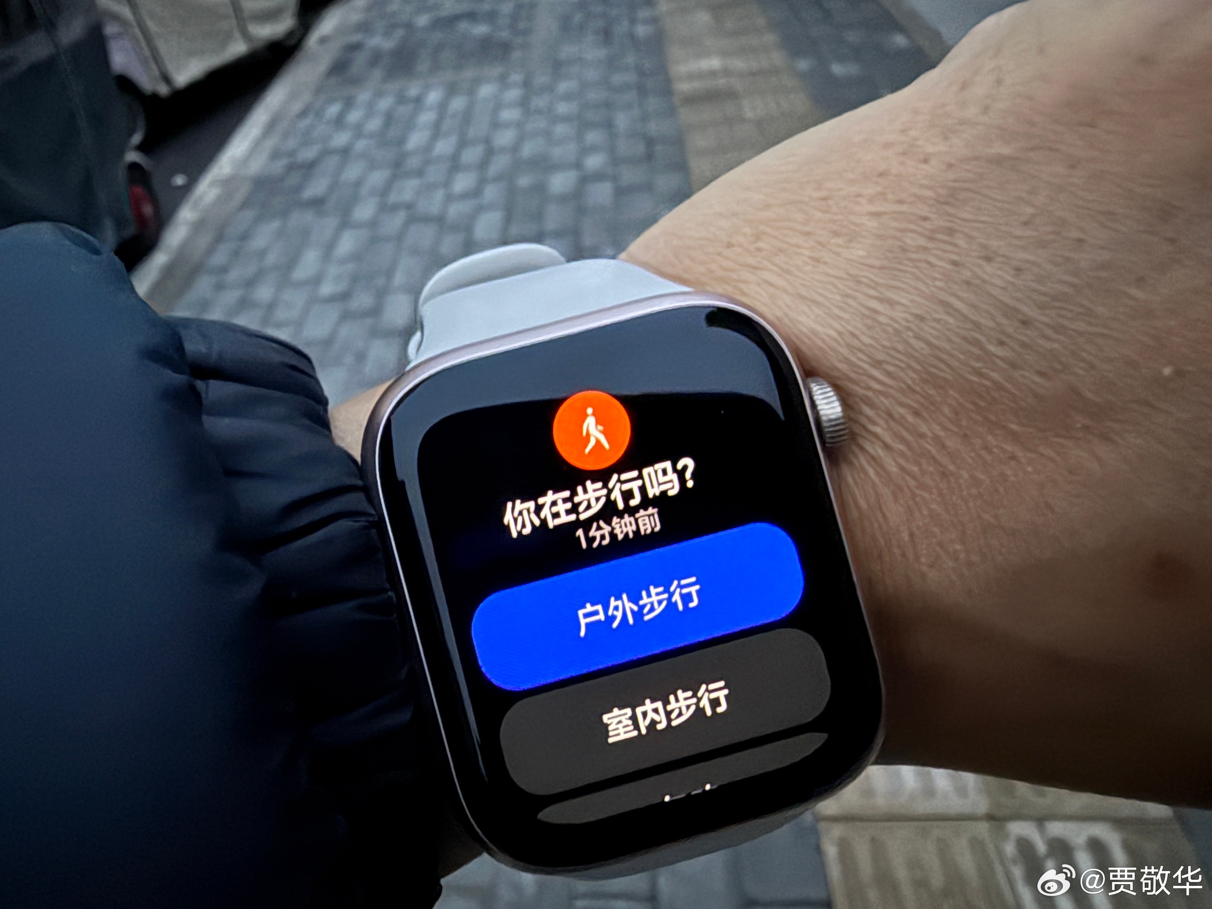 刚才出去吃饭，走着走着感觉手表振动，结果看到了这个。不得不说，荣耀手表挺智能的，