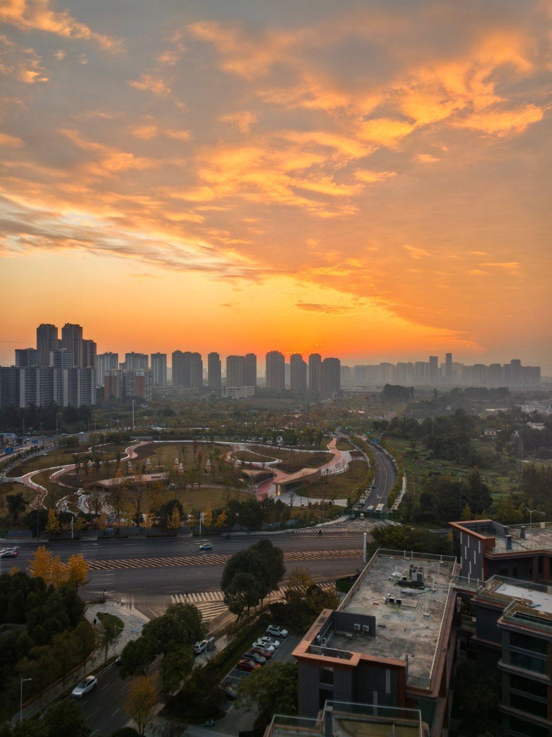 早上8点医院停车场就开始排队了 华西人太多了 