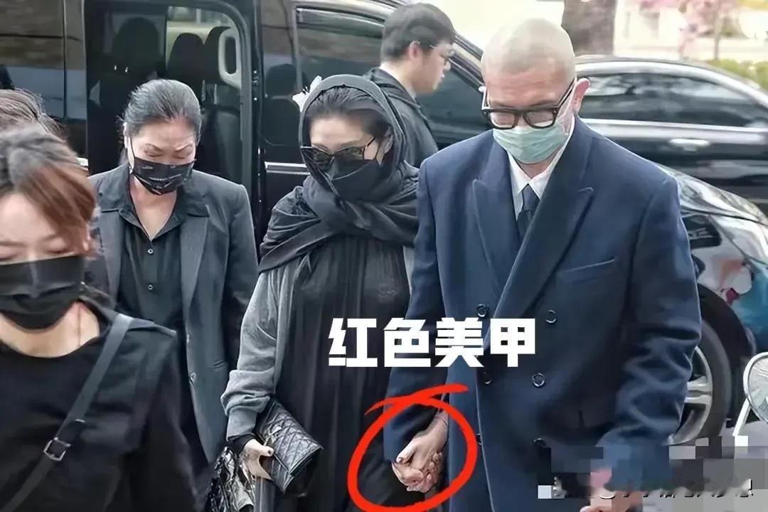 大S被骂惨了！
小S的公公没了，她和韩国光头老公十指紧扣到灵堂悼念。
但因为着装