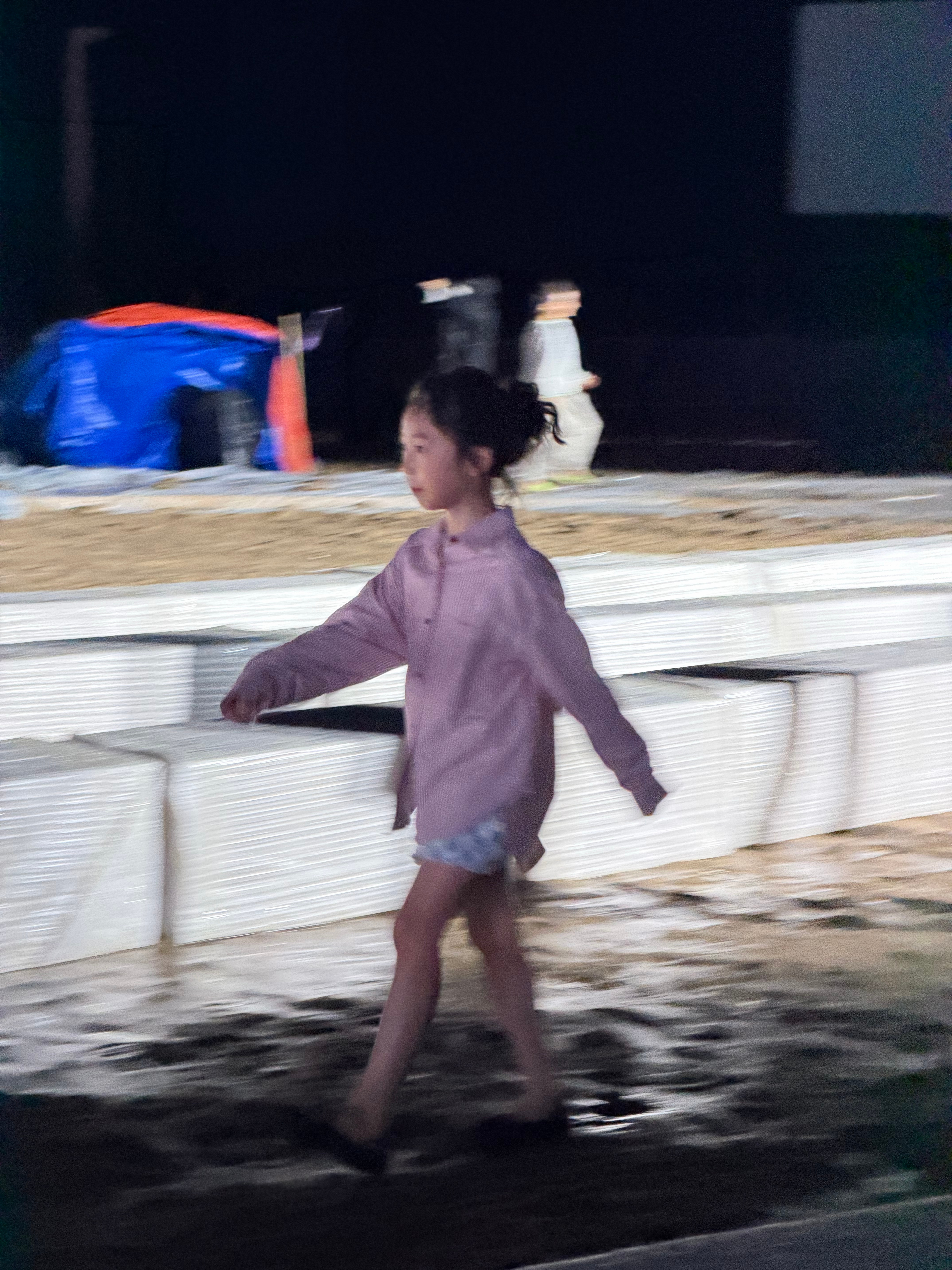 雨停了 还在彩排呢