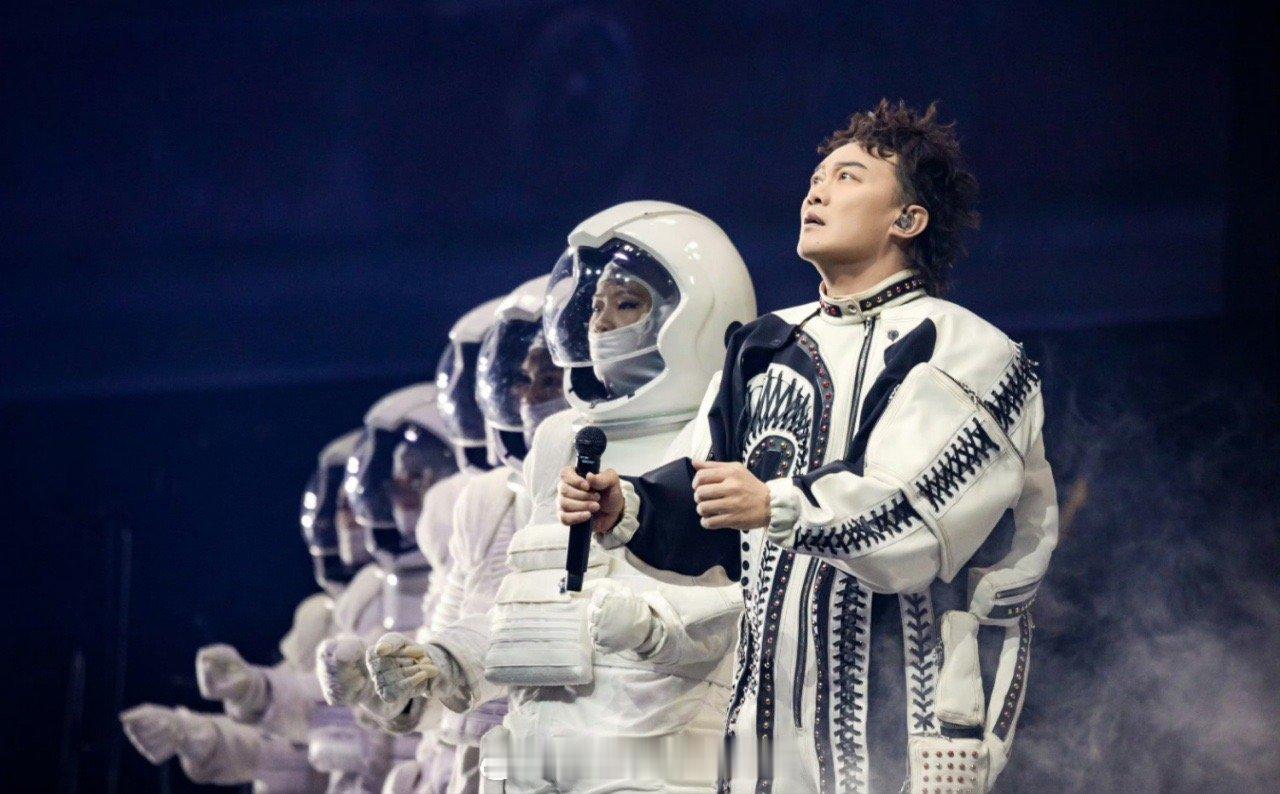 终于蹲到陈奕迅海口站加场了 任何一个人不知道陈奕迅海口站演唱会加场我都会伤心的好