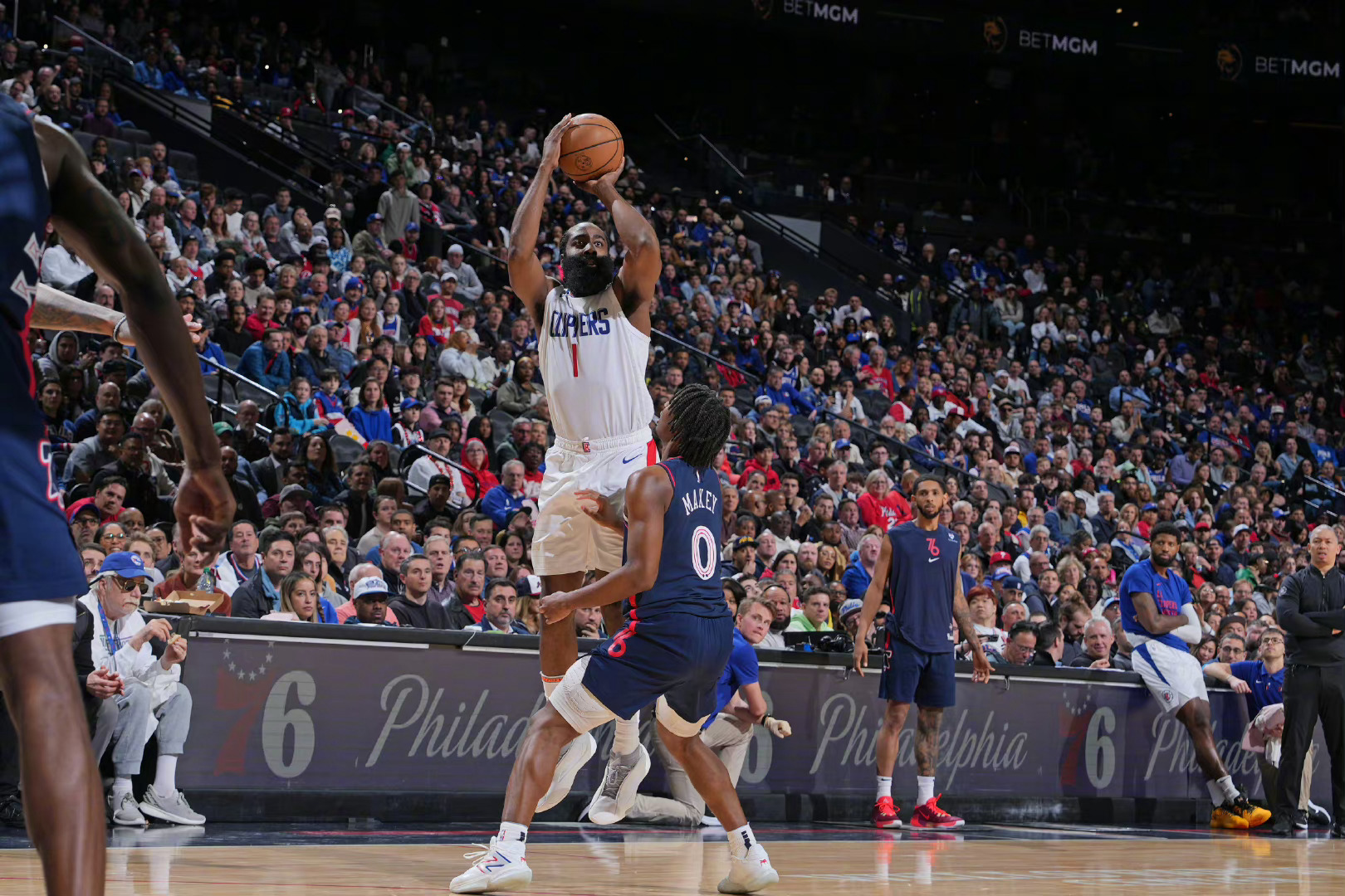 哈登重回费城！快船半场46-50落后于76人。哈登今日面对旧主半场表现不错，他出