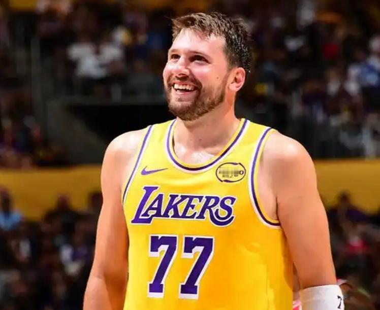 NBA常规赛结束，各项数据王也出炉了：
得分王：东契奇，场均33.5分
篮板王：