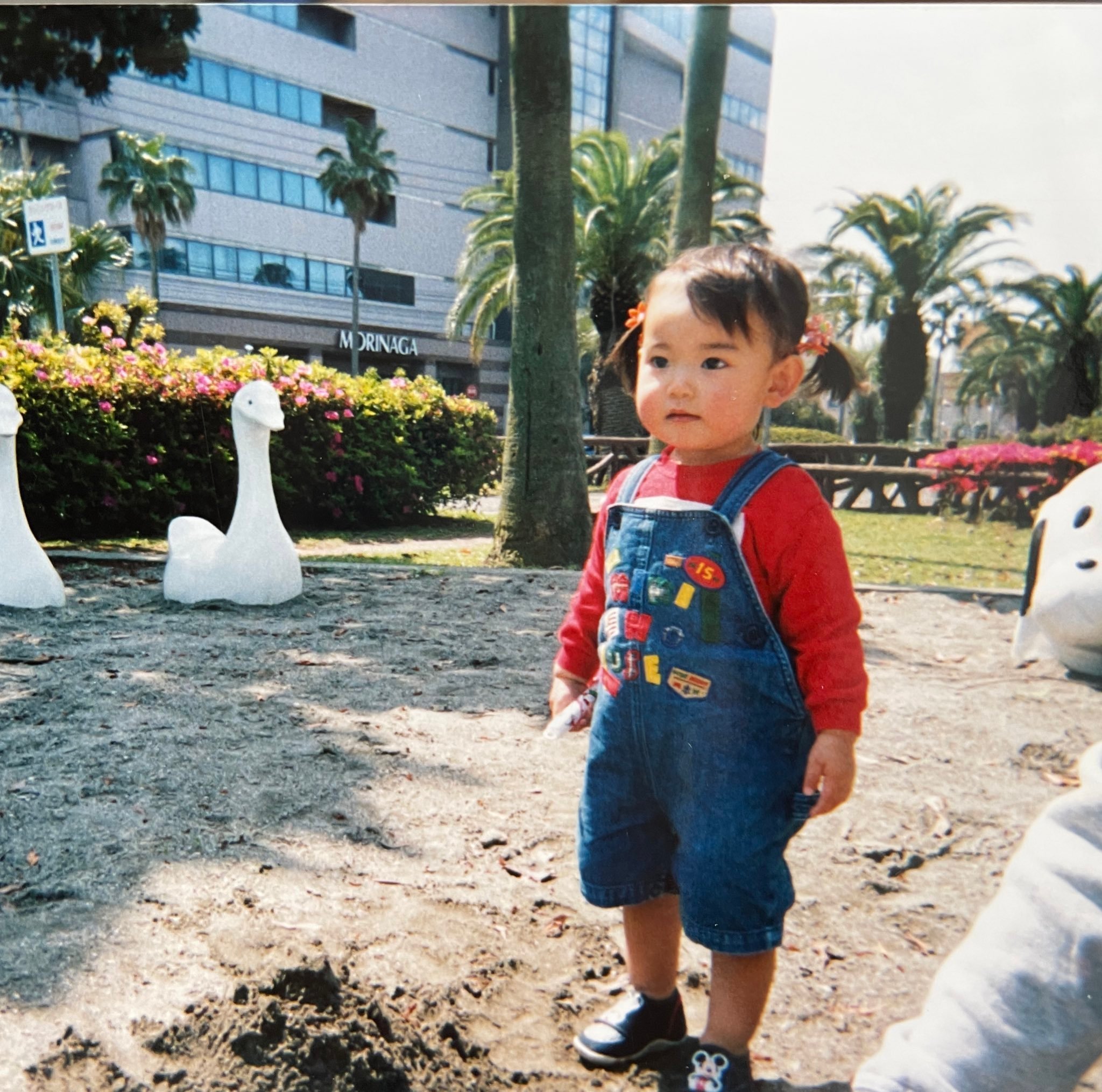 #宮脇咲良[超话]# 宝宝儿童节快乐哦🍼🤲外婆和妈妈好喜欢给她扎两个小揪揪?