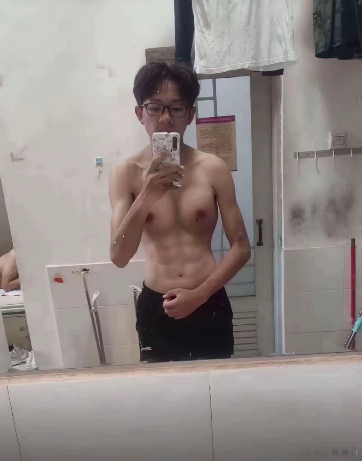 事到如今我只能发张腹肌照让大家消消气了 