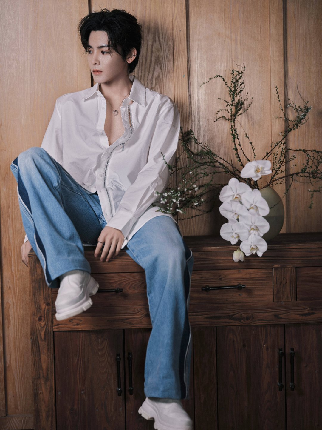 清冷感拉满的衬衫穿搭侯明昊 