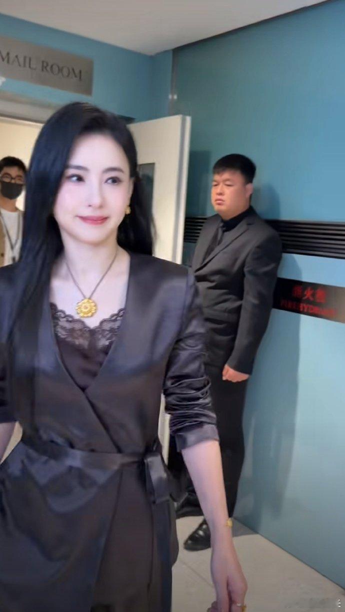 张柏芝46岁骨相  张柏芝北京活动生图也太绝了，缎面黑套装加黄金首饰，高级感直接