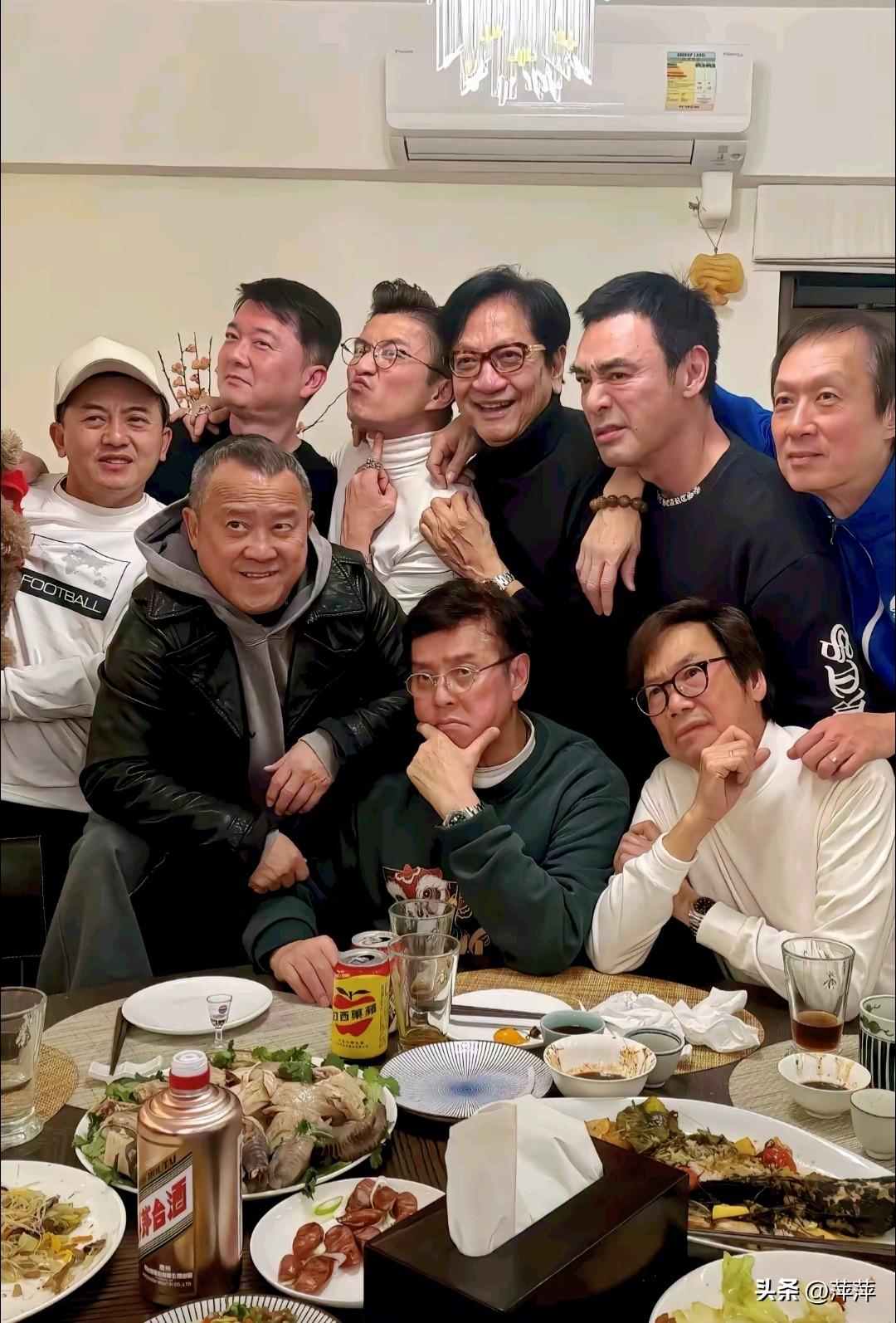 老朋友们的聚会合影。