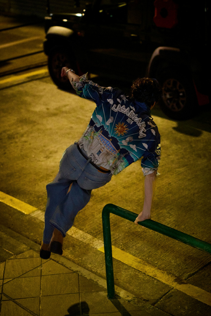 展轩以 “走走停停” 的方式记录 plog，夜景随拍融入其中，用镜头留住夜色中的