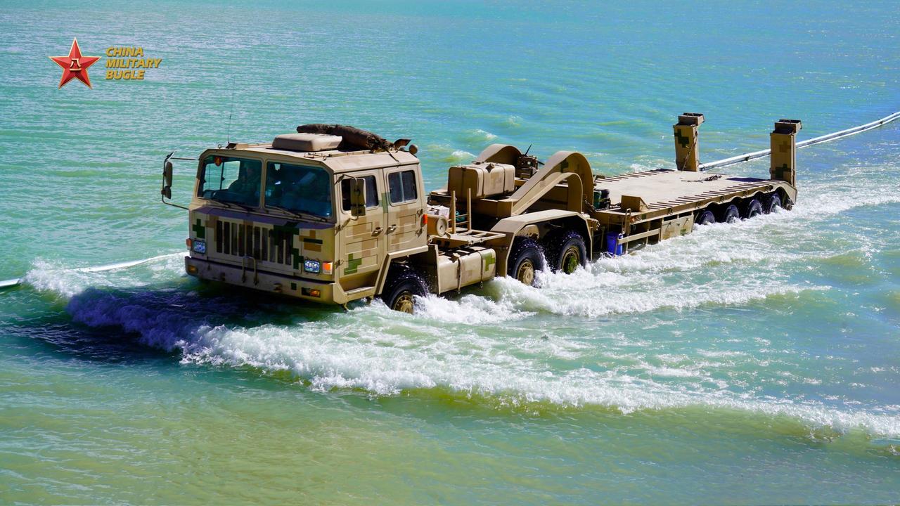 新疆军区的TA4360重型装备运输车正在进行机动训练演习。