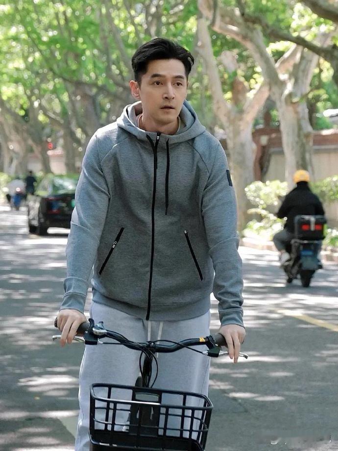 胡歌素颜依旧帅气十足 