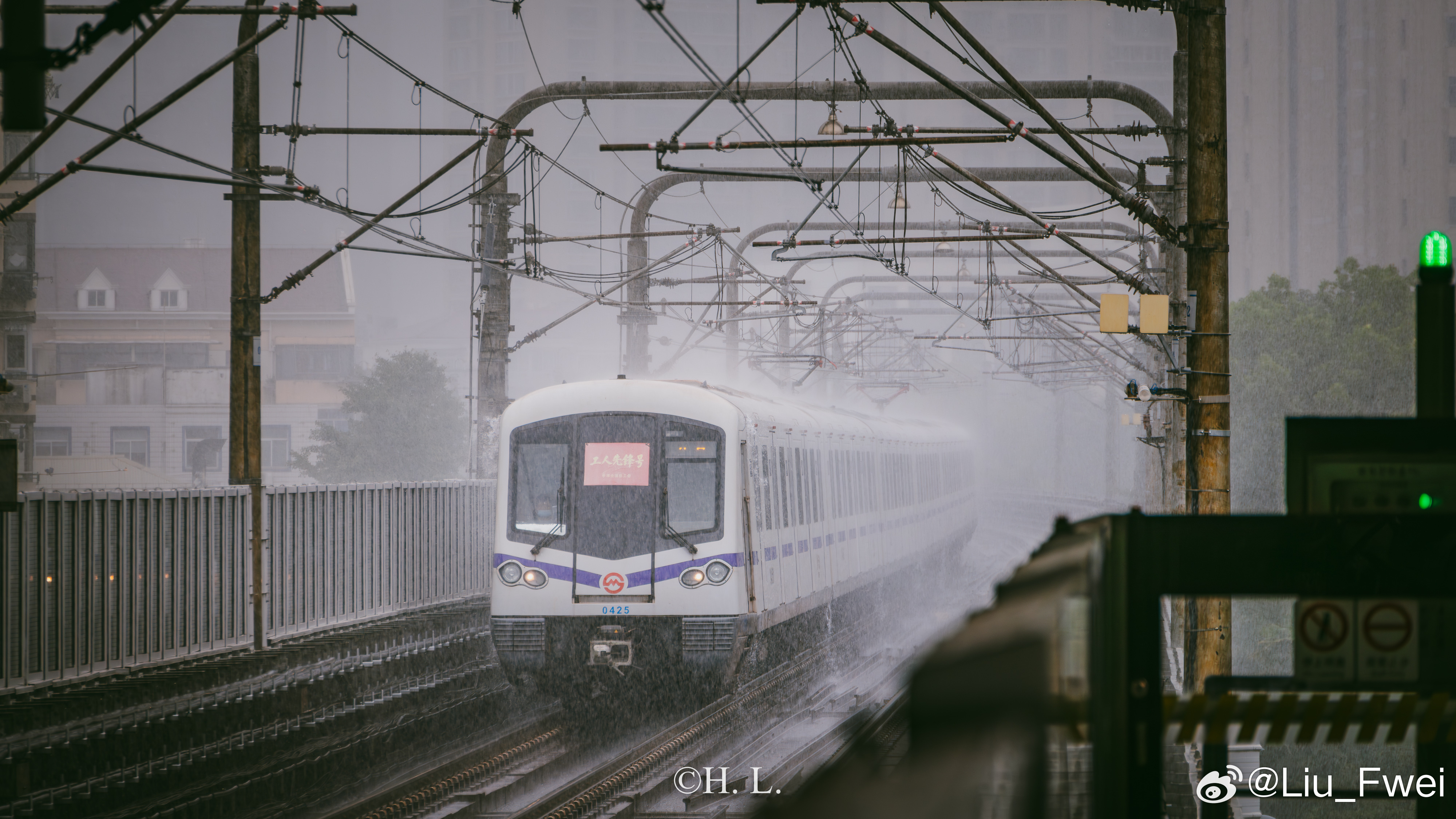 暴雨中的上海轨道交通4号线 