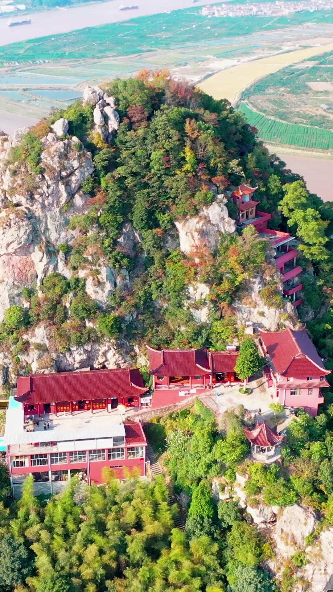 在临海遇见马头山，山形如奔腾骏马，登高俯瞰灵江S型大拐弯，江水似银链蜿蜒入海，天