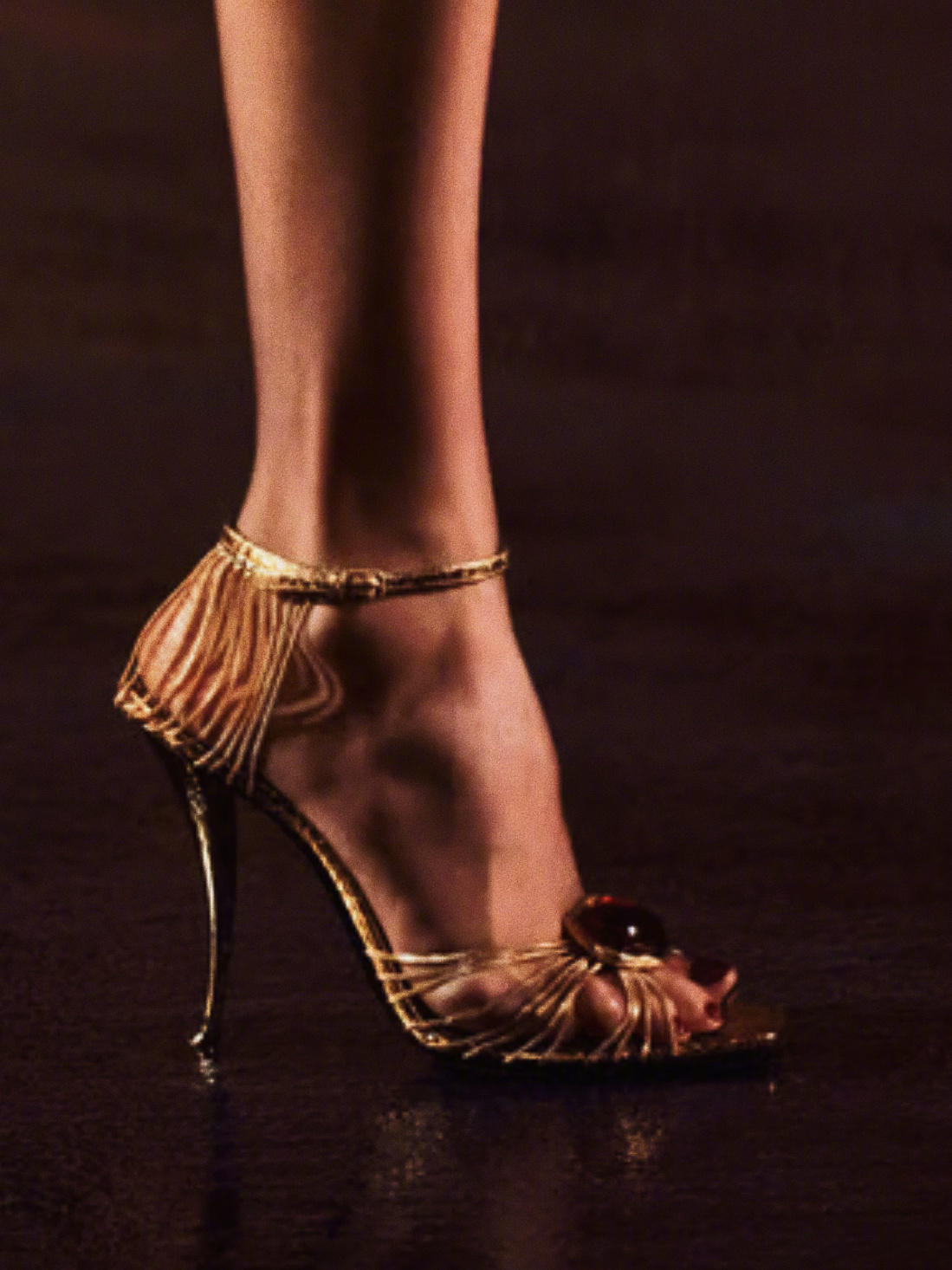 Saint Laurent Spring 2027 圣罗兰夏季的“蛇形高跟”，金