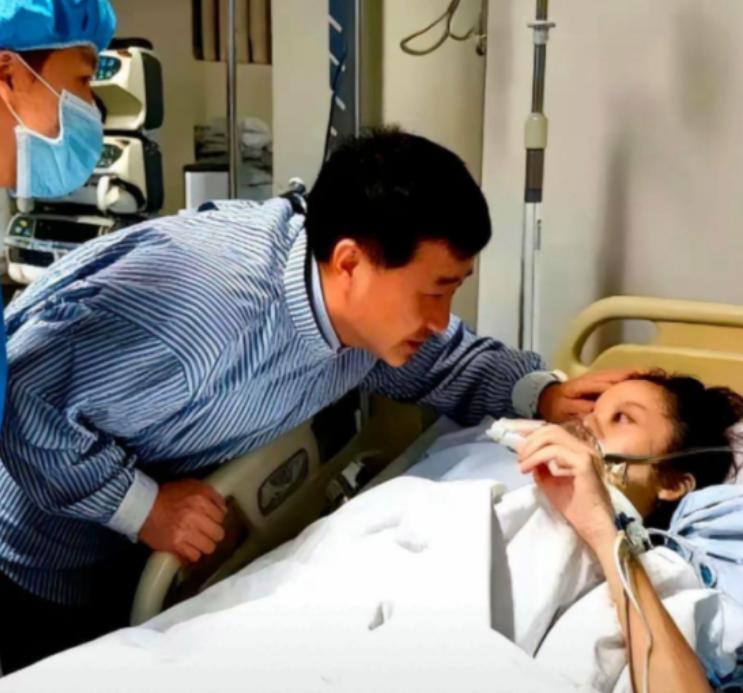姚贝娜的主刀医生曹迎明，时隔多年依旧坦言：她原本是可以好好活下去的。这句话，如同