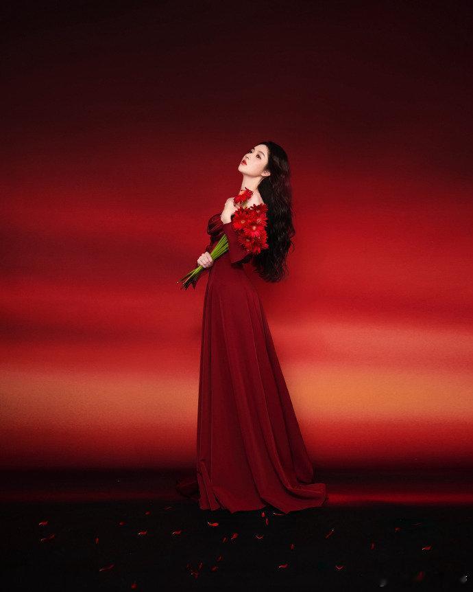 王玉雯这么红那么美 王玉雯红得夺目美得惊艳！一袭红裙似火，在人群中熠熠生辉，恰似