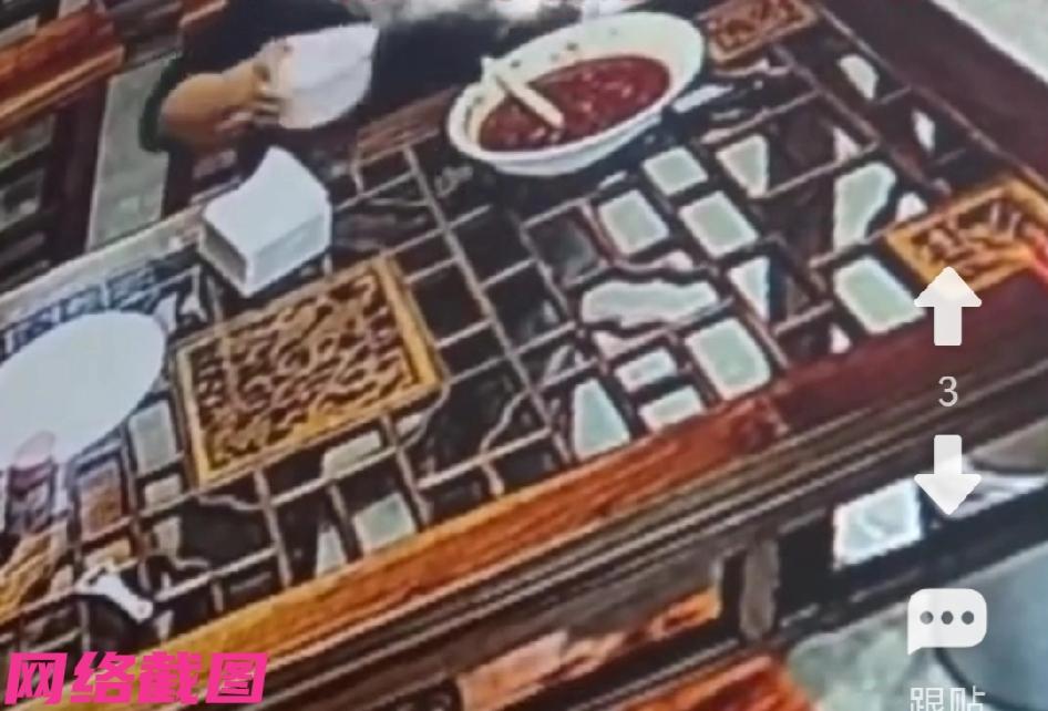 江苏苏州有男子在一家面馆店内，点了一碗八元的鸡蛋面，吃面途中男子加了两勺辣椒酱和