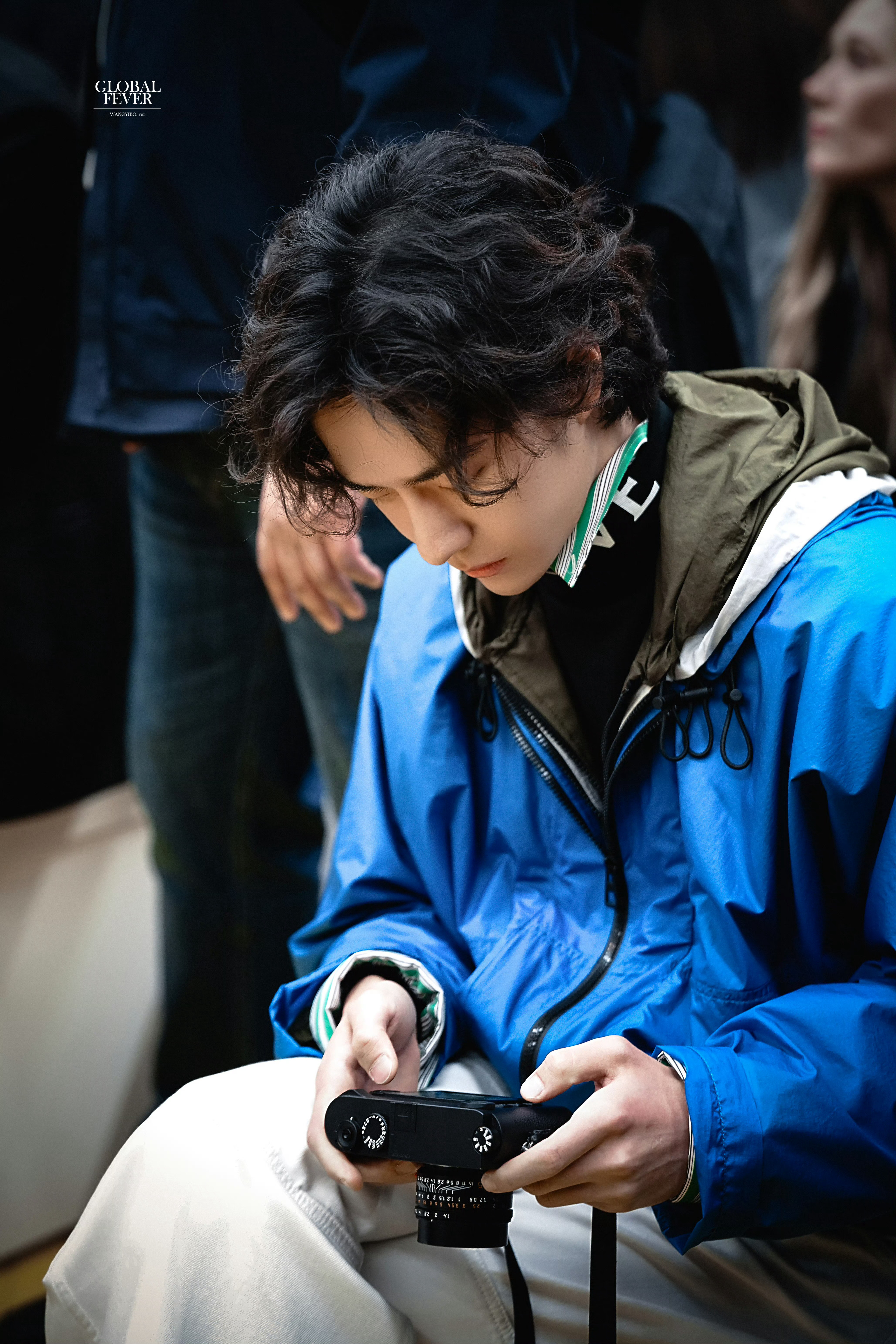 王一博正在你面前低头腼腆地笑王一博是古希腊掌管「硬帅」的神吧！ 