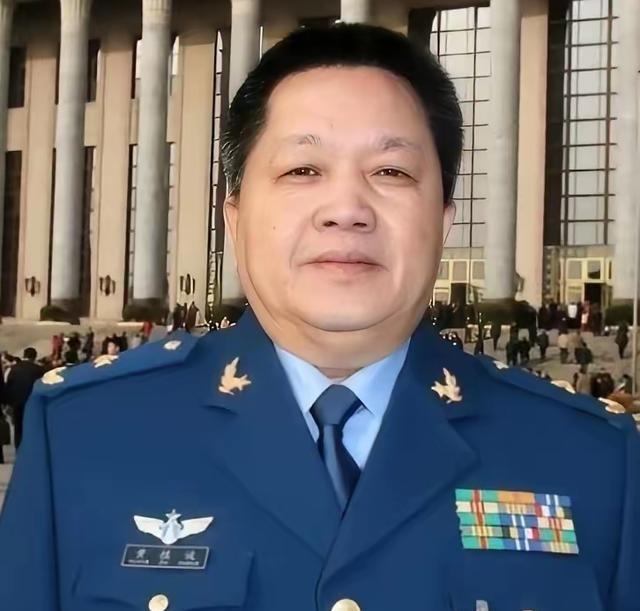 1981年，台湾飞行员黄植诚，驾驶最先进的飞机向大陆投诚，却被后座飞行员察觉，黄