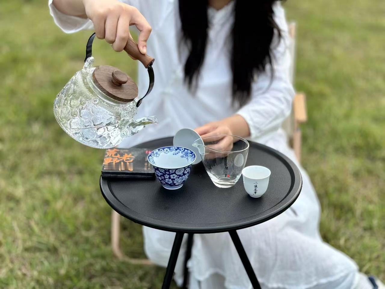 白茶，记住3不喝！
①不喝外观颜色黢黑的。
白茶是六大茶类中工艺最简朴的，不炒制