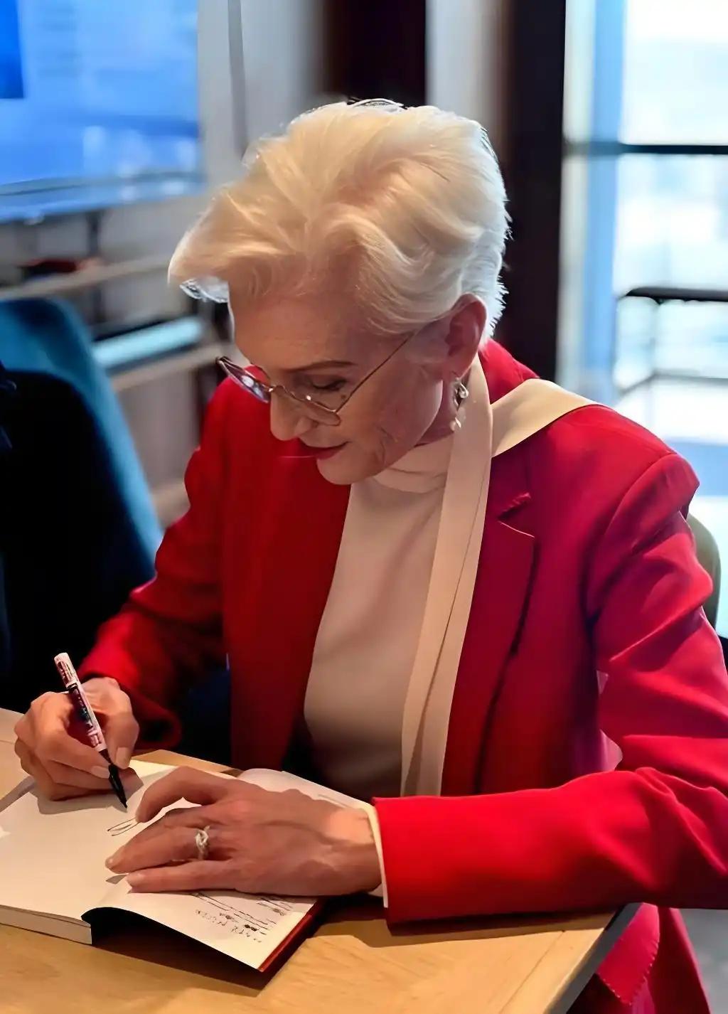 世界首富马斯克的母亲梅耶，在社交媒体上公然表态：中国在公路、隧道、建筑、基础设施