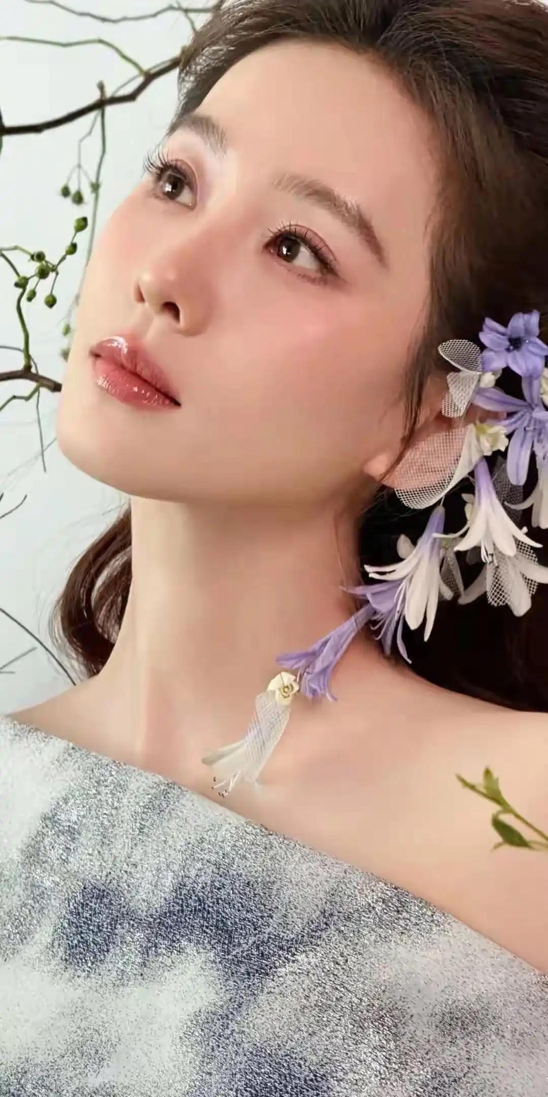 这姑娘耳朵上戴的花真好看。真的是太漂亮了生活最重要的是什么 刘亦菲超美的照片有哪