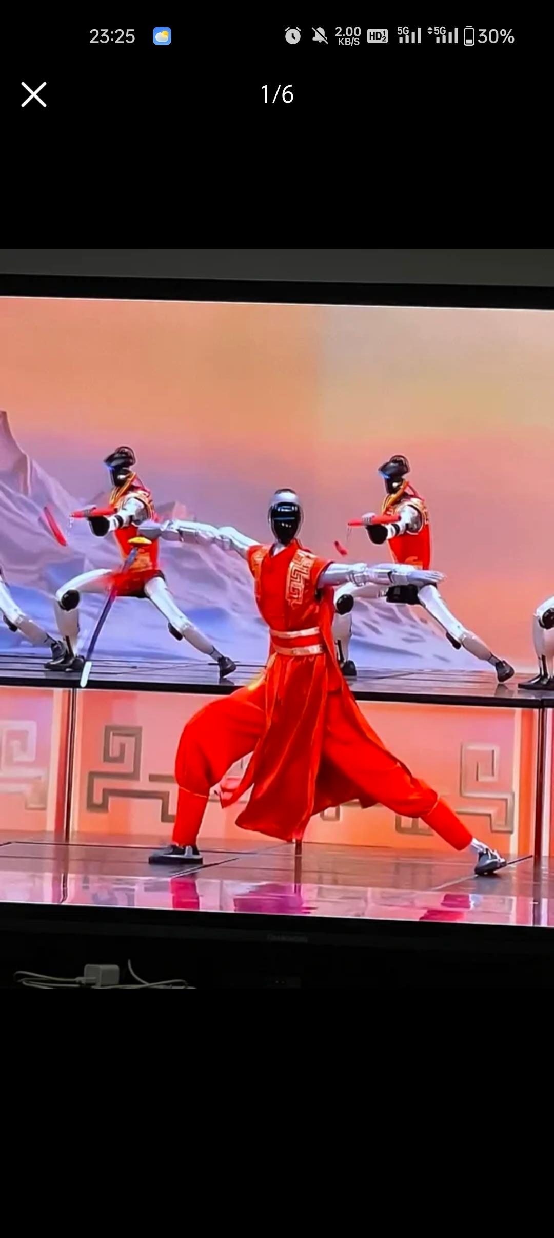 春晚已经没有以前的味道了！
不是因为演员小品太感人，
而是看到机器人翻跟头那一刻