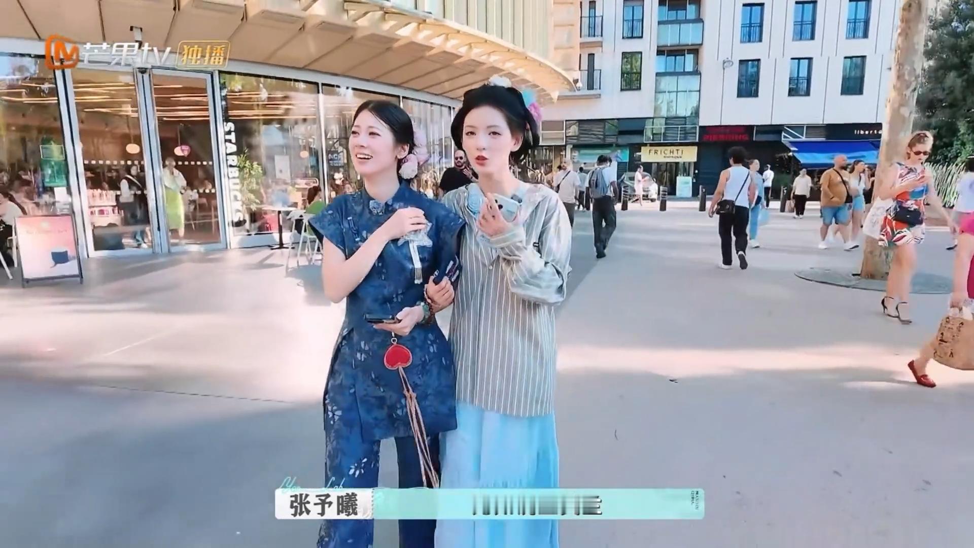 张予曦赵昭仪内娱又一对神仙姐妹张予曦和赵昭仪一起去买冰激凌，一路说说笑笑、打打闹