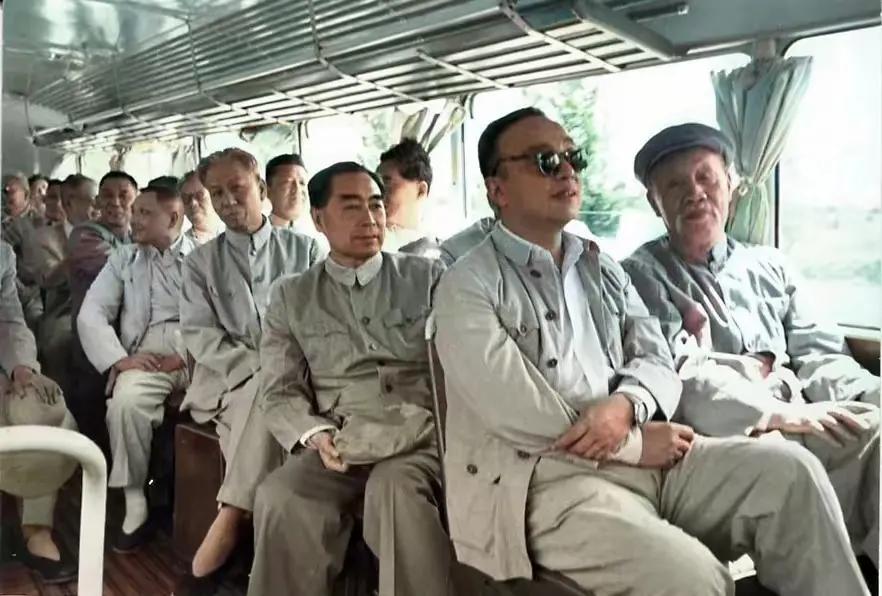 史上最牛的公交车，车上坐的乘客你认识哪些人物，不知道当时这辆公交车驾驶员开这趟公