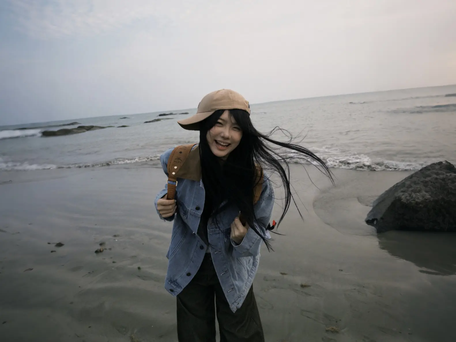 她的睫毛弯的嘴角 无预警的对我笑